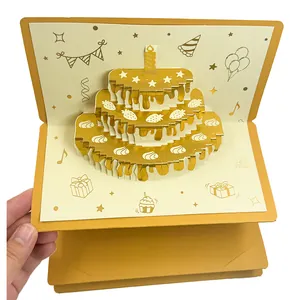 Detalle exquisito de tarjeta de cumpleaños 3D pop-up con diseño de pastel dorado de pisos