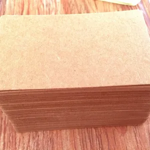 Un folto mazzo di cartoncini bianchi in carta kraft marrone per messaggi e note fai-da-te