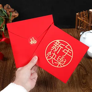 Biglietto d'auguri rosso tradizionale del Capodanno cinese con lamina d'oro