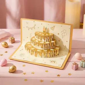 Vista detallada de una elegante tarjeta de cumpleaños 3D pop-up dorada con pastel