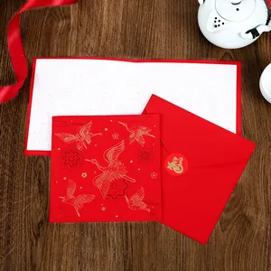 Elegante biglietto d'auguri rosso con gru dorate e sigillo Fu per auguri di Capodanno