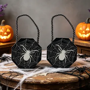 Detailansicht schwarzer Halloween-Süßigkeitentüten mit weißem Spinnennetz-Design auf Holztisch