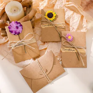 Handgemaakte vintage kraftpapier wenskaarten met kleurrijke bloemen en een jutatouw