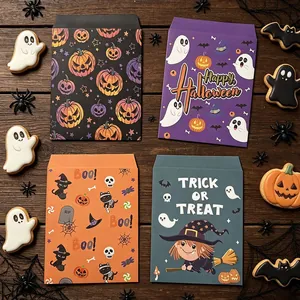 Detailansicht von vier bunten Halloween-Geschenkbriefumschlägen mit Kürbis-Motiven