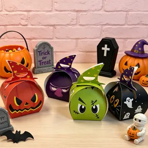Cajas de caramelos de Halloween coloridas con asas de sombrero de bruja y caras de susto.