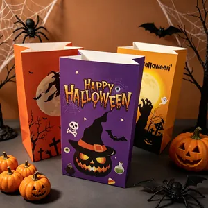 Λεπτομερής προβολή χάρτινων τσαντών δώρου Halloween με τρομακτικές εκτυπώσεις κινουμένων σχεδίων