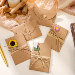 Tarjetas de felicitación vintage de papel kraft hechas a mano con flores y cordel