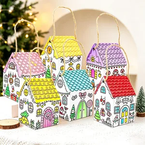Primo piano di scatole regalo di Natale colorate a forma di casa con illustrazioni festive