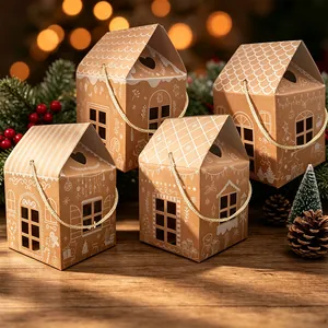 Quattro scatole regalo natalizie in carta kraft a forma di casetta di pan di zenzero.