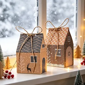 Scatola regalo di Natale creativa a forma di casa in carta kraft sul davanzale