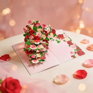 Tarjeta de felicitación 3D con un detallado ramo de rosas rojas y rosas naturales