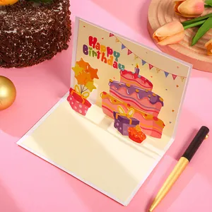 Carte de vœux d'anniversaire 3D créative avec un gâteau coloré et des boîtes cadeaux