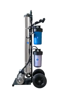 Tragbares Wasserfiltersystem auf Trolley für professionelle Solarpanel-Reinigung.