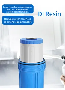 Detailansicht der DI-Harz-Filterpatrone in einem blauen Wasserfiltergehäuse-System.