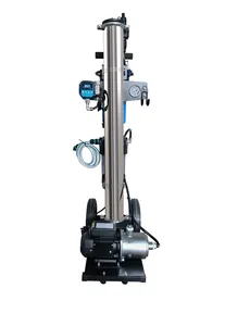 Detailansicht des tragbaren Wasserfiltersystems mit Pumpe und Edelstahlfilter
