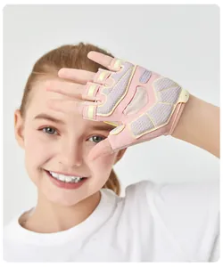 Nahaufnahme von rosa und gelben rutschfesten Halbfinger-Sporthandschuhen für Kinderaktivitäten