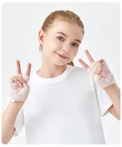 Nahaufnahme von rosa Halbfinger-Sportandschuhen für Kinder, getragen von einem Mädchen