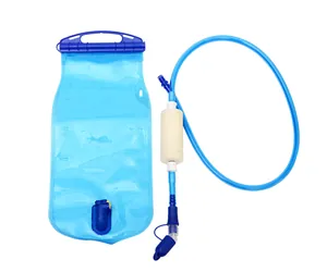 Dettaglio della sacca blu per filtrazione d'acqua a gravità con cannuccia filtrante.