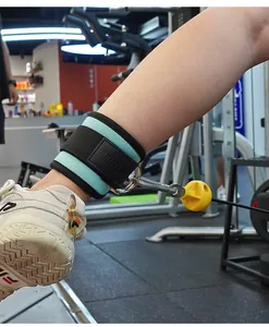 Detail der mintgrünen Knöchelmanschette an einem Kabelzug für das Beintraining