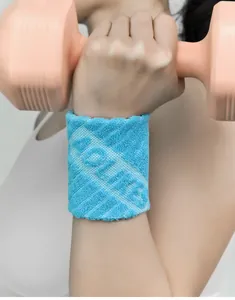Gros plan du bracelet de sport en coton bleu AOLIKES absorbant la transpiration.