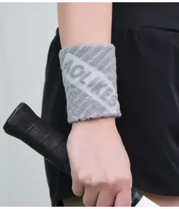 Vue détaillée du bracelet de sport gris AOLIKES en coton respirant pour le tennis.
