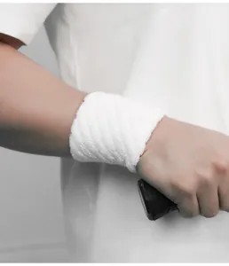 Détail d'un poignet de sport en coton blanc respirant pour le tennis et le fitness actif