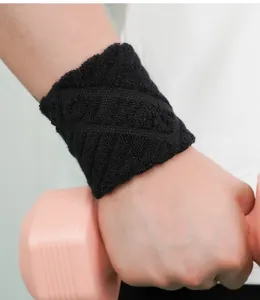 Vue détaillée d'un bracelet de sport en coton noir respirant porté pendant le fitness