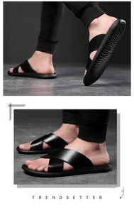 Vista detallada de sandalias de cuero suave negro para hombre con suela antideslizante