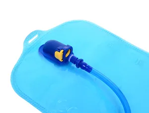 Primo piano del connettore rapido su una sacca blu per la filtrazione dell'acqua