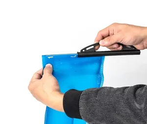 Dettaglio della chiusura di una sacca per acqua filtrante blu da 2 litri con clip