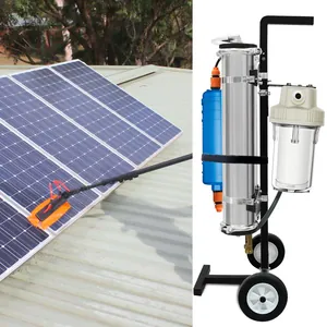Système de filtre à eau DI portable nettoyant des panneaux solaires sur un toit