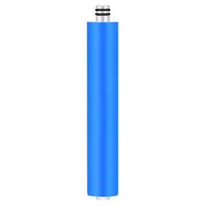Detailansicht der blauen zylindrischen RO-Ersatzfilterpatrone für Outdoor-Wasserreiniger.