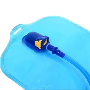 Sacca filtrante d'acqua blu a gravità per campeggio all'aperto ed escursioni.