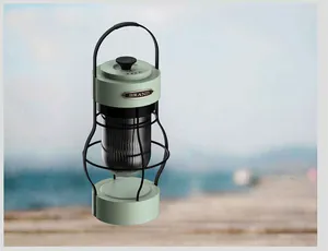 Lanterna da campeggio a LED vintage verde menta con maniglia e gabbia protettiva.
