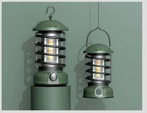Vista dettagliata di due lanterne da campeggio a LED verde oliva con gabbia a spirale