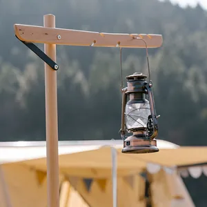Lanterna da campeggio a LED vintage in bronzo appesa a un supporto in legno all'aperto