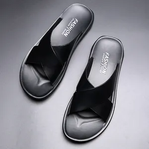 Modieuze zwarte outdoor sandalen voor heren met kruisbanden, zacht leer en antislipzool