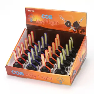 Mini lampes porte-clés à LED COB portables dans une boîte de présentation pour urgences.
