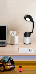 Multifunktionale 3-in-1 LED-Lampe als Schreibtischlampe und rotes Notfall-Warnlicht genutzt