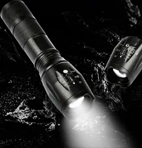 Détail de la lampe de poche LED T6 avec tête zoomable et design étanche en métal noir.