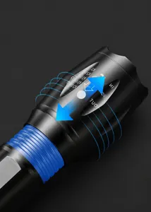 Gros-plan d'une lampe de poche LED T6 montrant le mécanisme de zoom pour spot et inondation