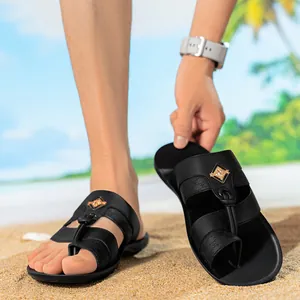Tongs noires de haute qualité pour hommes avec logo doré et brides imprimées sur le sable