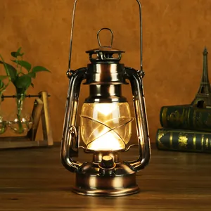 Dettaglio di una lanterna da campeggio a LED in bronzo vintage su un tavolo di legno rustico