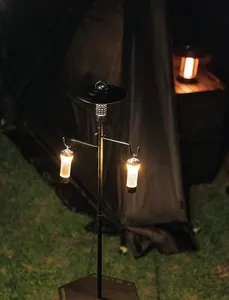 Detailansicht der Aluminium-Camping-Lampenstange mit zwei Haken und warmen LED-Laternen.