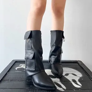 Detailansicht schwarzer PU-Taschenstiefel mit spitzer Kappe und Klappentaschen