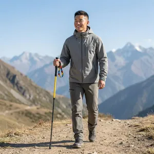 Escursionista con bastone da trekking con impugnatura in gomma antiscivolo in montagna
