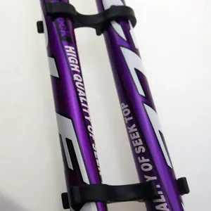 Nahaufnahme schwarzer Wanderstock-Clips, die lila Trekkingstöcke sicher fixieren.