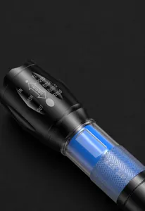 Détail de la lampe LED T6 montrant la conception à double alimentation pour piles au lithium