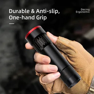 Mini lampe de poche LED compacte en alliage d'aluminium tenue dans un gant tactique.