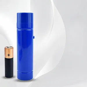 Mini torcia a LED blu portatile con batteria AA per confronto dimensioni in studio
